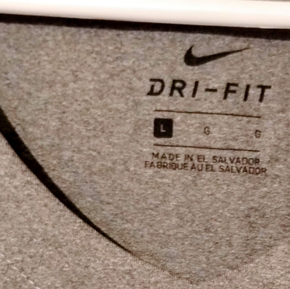 Nike shirt - Picture 2 of 2